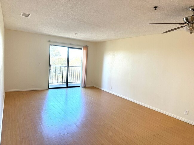 Building Photo - Large 2 bedroom 2 bathroom Condo Available...