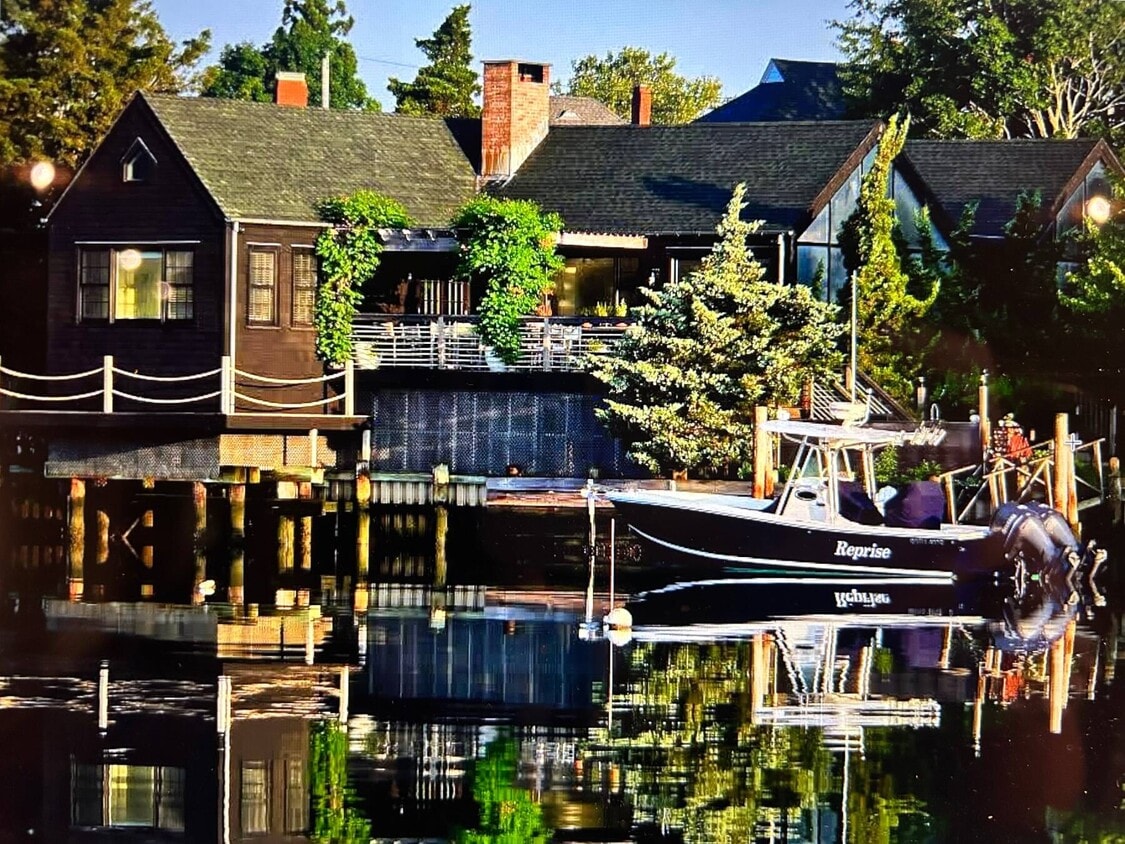 Primary Photo - 8 Chequit Ave