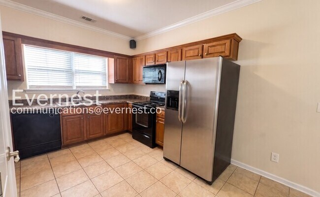 Foto del edificio - 3 Bed, 2 Bath Home with Garage / Available Now!