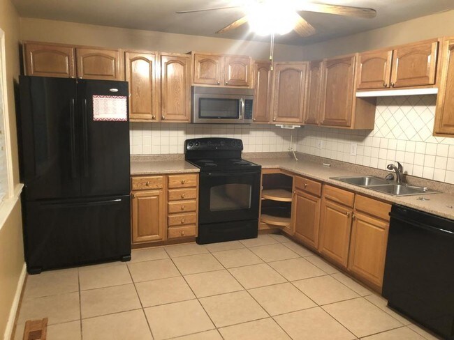 Building Photo - 3379 Greentree Rd