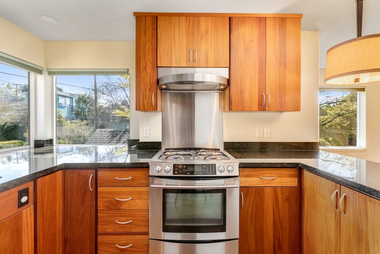 Primary Photo - Modern Queen Anne Townhome with great park...