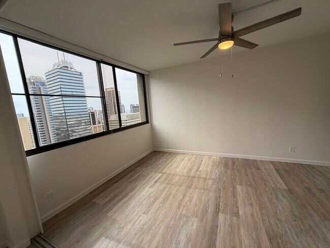 Foto del edificio - $2300 NEWLY RENOVATED 1BR/1BA/1PKG Kukui Plaza, Ewa Tower 25th floor