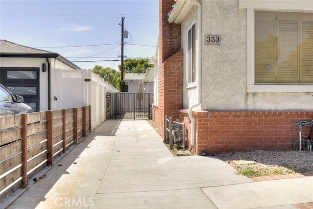 Building Photo - 353 N Mariposa St