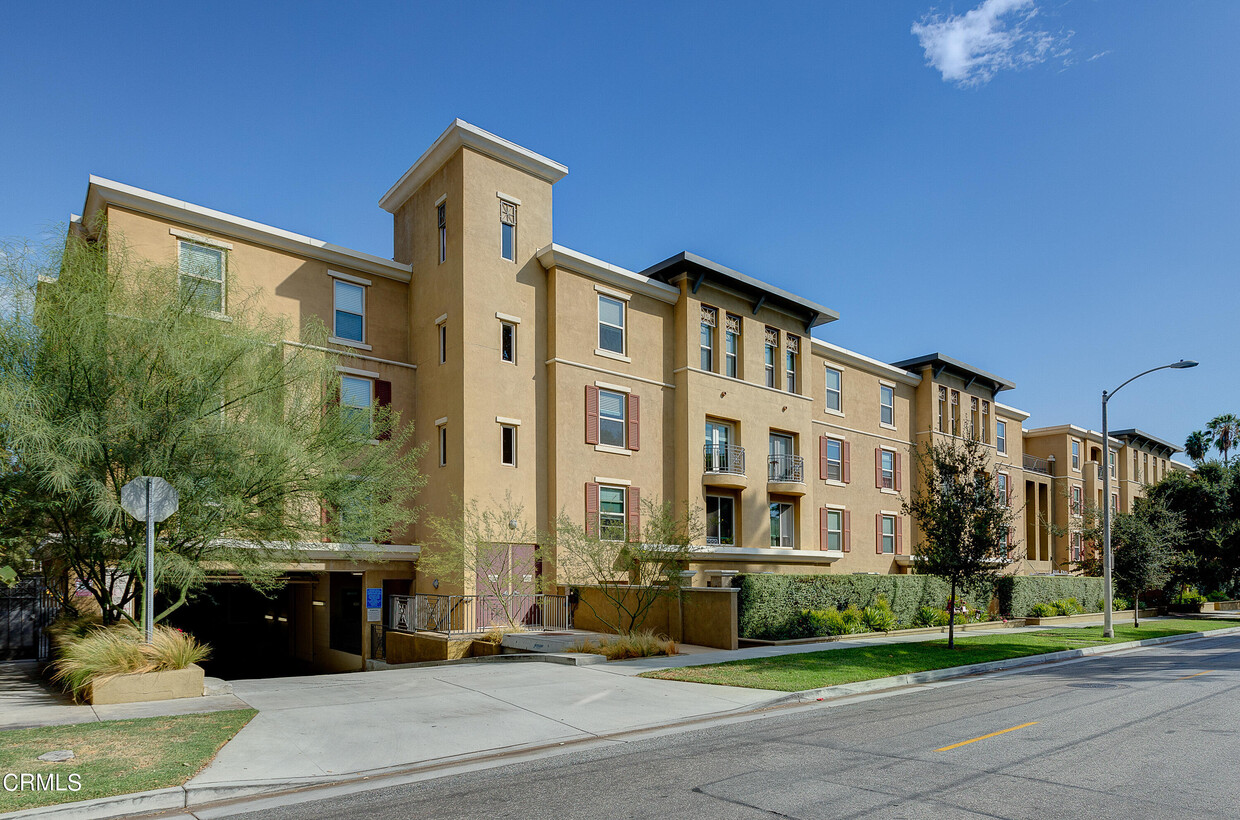 Primary Photo - 128 N Oak Knoll Ave
