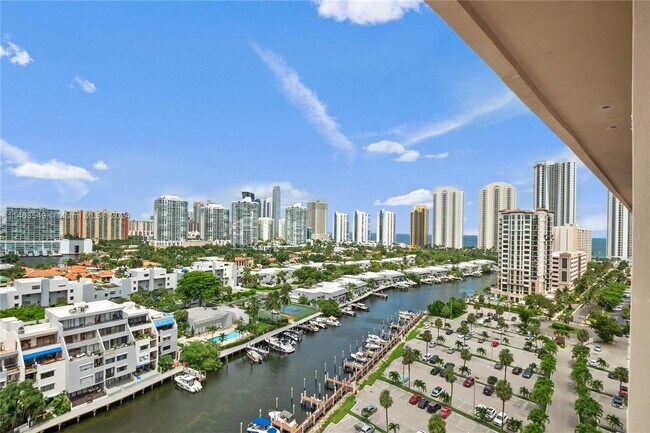 Building Photo - 400 Kings Point Dr