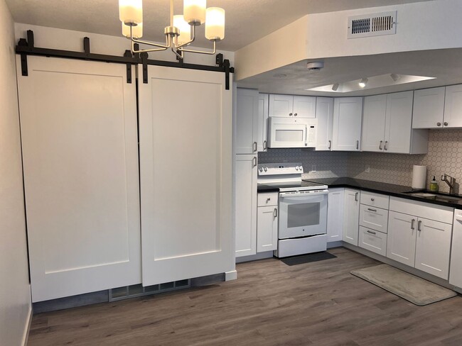 Building Photo - Newly Renovated 1 Bedroom 1 Bath Condo in ...