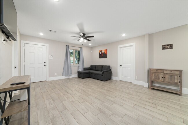 Foto del edificio - 6720 Cathcart Dr