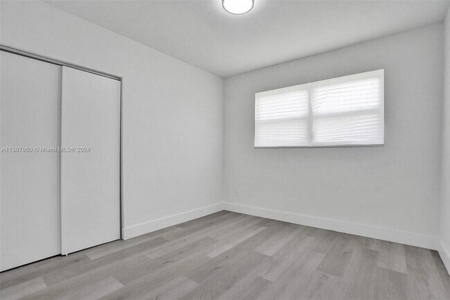 Building Photo - 1041 NE 169th St