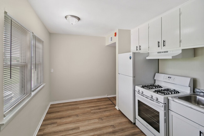 Building Photo - 1021 Tollview Ave