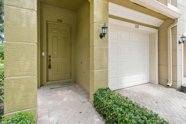 Building Photo - 4930 Bonsai Cir