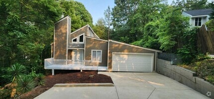 Building Photo - 8006 Briardale Dr