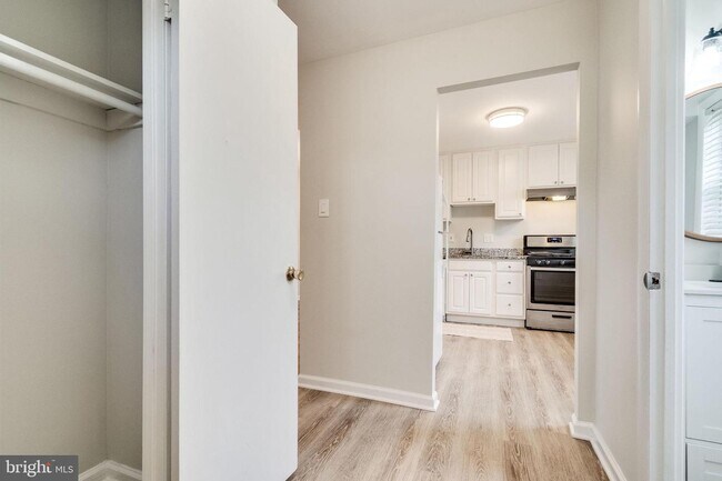 Foto del edificio - 7451 Larne Ln