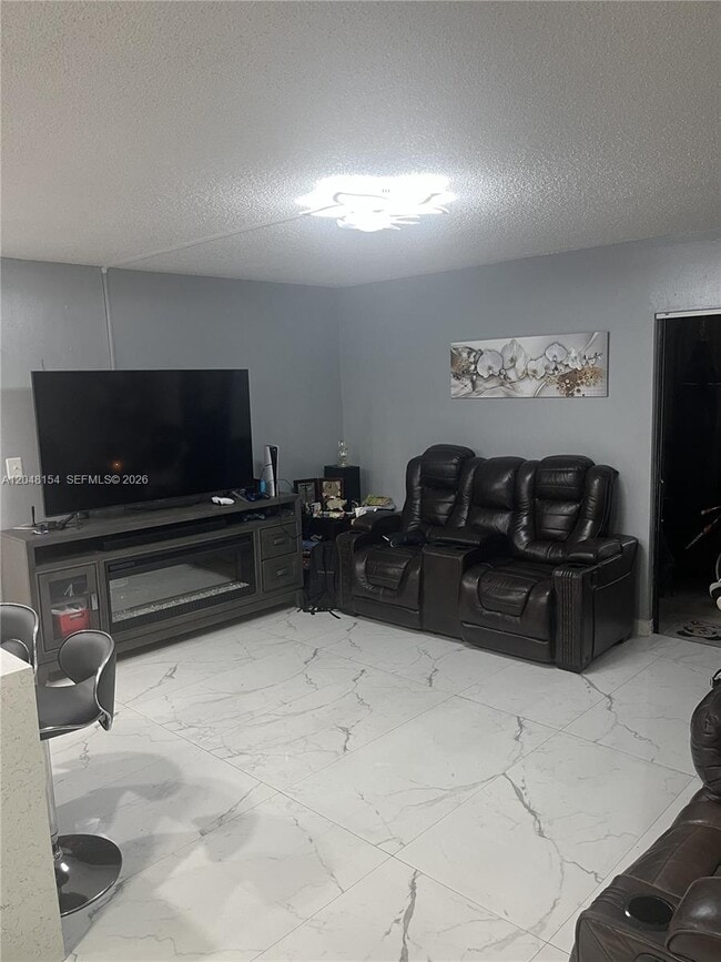 Foto del edificio - 819 NE 199th St
