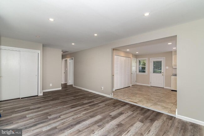 Building Photo - 400 E Main St