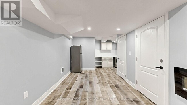 Building Photo - 186 Wainscot Ave