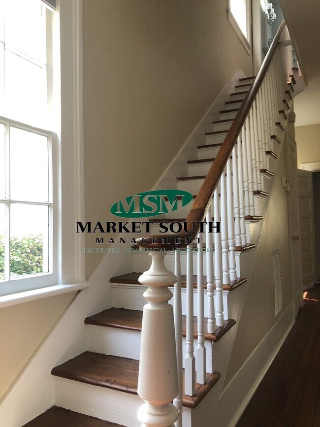 Foto del edificio - *REDUCED!!* Beautifully Renovated Victorian Home