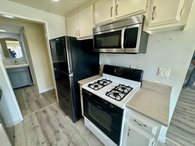 Foto del edificio - 1360 W Lambert Rd