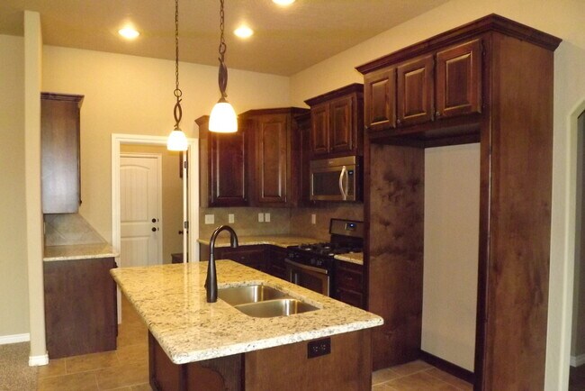 Foto del edificio - Newer Home built in  2014 w/storm shelter!