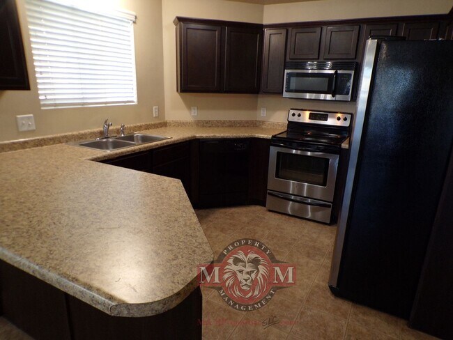 Foto del edificio - Great 3 Bed 2 Bath Sandy Condo!!