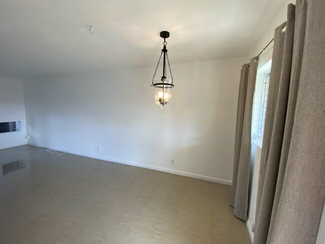 Foto del edificio - 125 W Hidden Valley Blvd