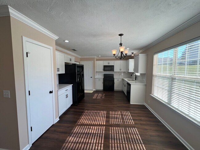 Foto del edificio - Beautifully updated 3 BR 2 Bath Home in Lavergne - Mowing included!