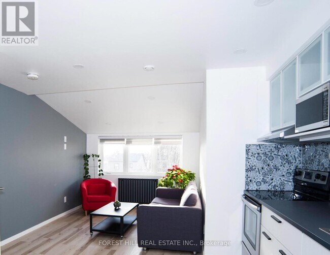 Building Photo - 214 Blackthorn Ave
