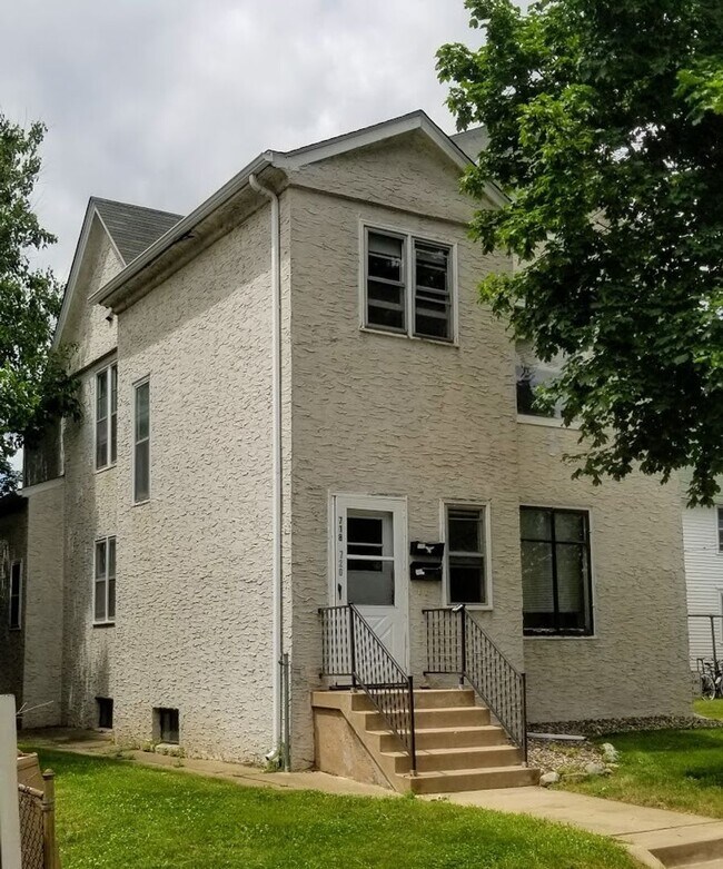 Building Photo - 718 6th St NE