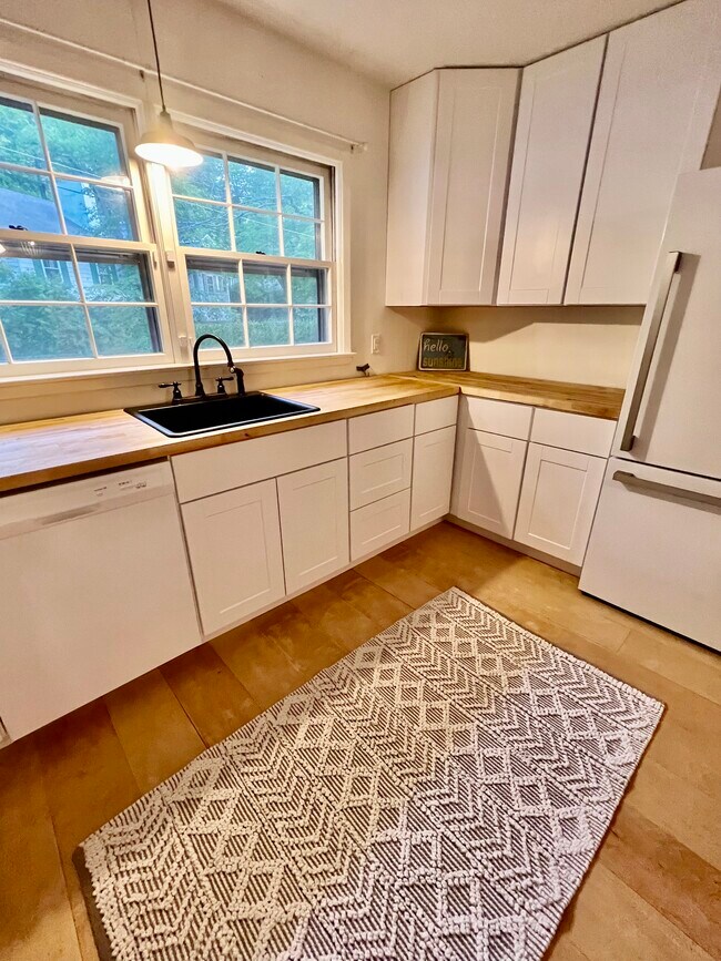 Foto del edificio - 250 Edgewood Dr