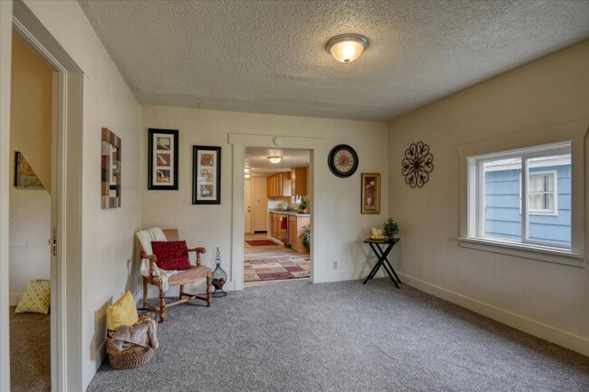 Building Photo - 2403 E Rowan Ave