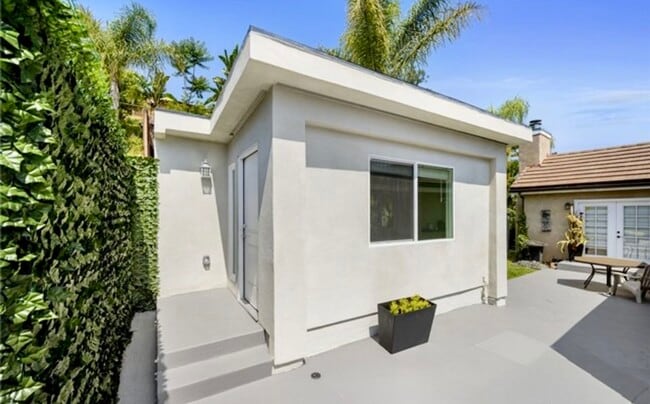 Building Photo - 10331 Newhome Ave