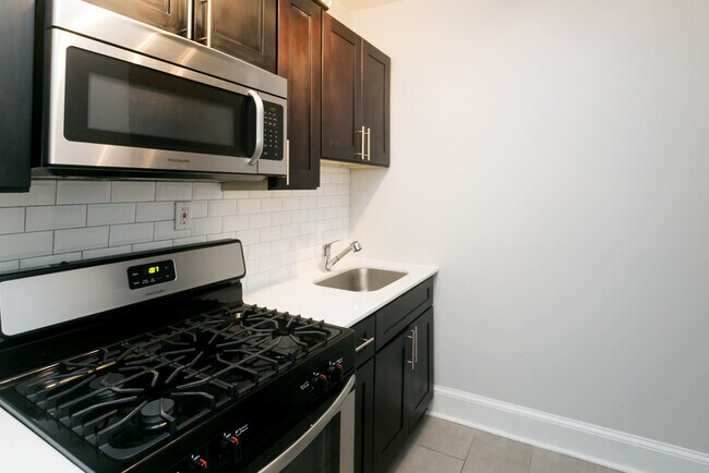 Building Photo - 1353 W Touhy Ave