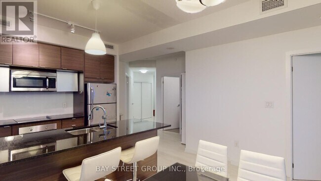 Building Photo - 62 Forest Manor Rd