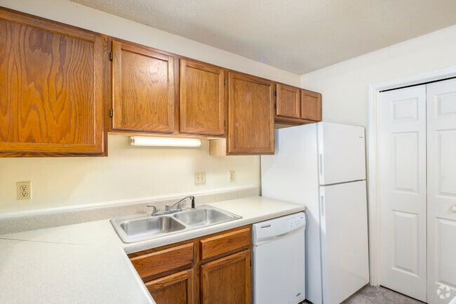 2BR, 1.5BA - 996SF - Kitchen - Archdale
