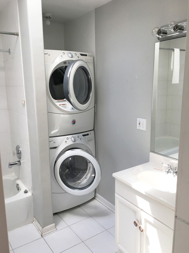 Master bath with laundry - 1927 N Sawyer Ave