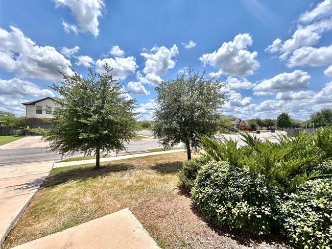 Building Photo - Charming 4BR/2BA One-Level Home with Moder...