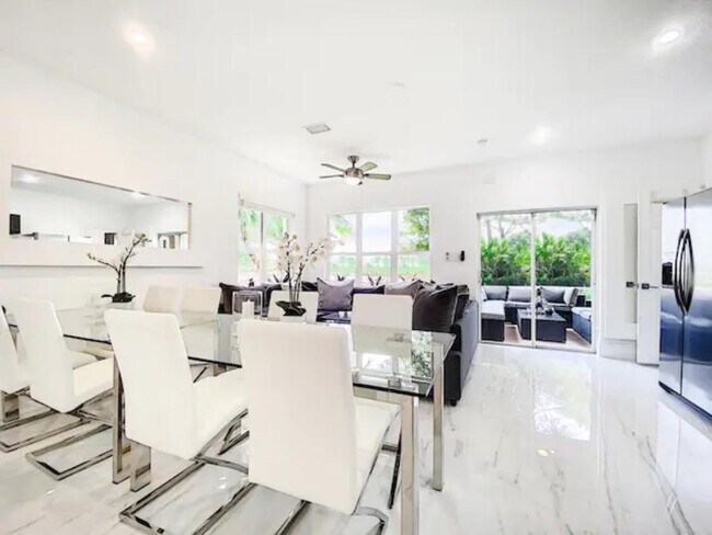 Foto del edificio - 1916 Perfect Dr