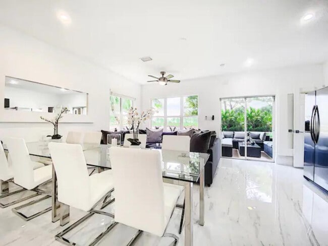 Building Photo - 1916 Perfect Dr