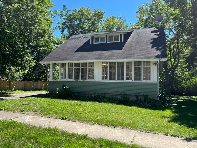 Building Photo - 311 W Maple St