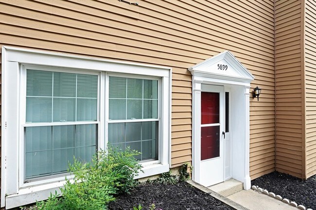 Foto del edificio - 5899 Rowanberry Dr