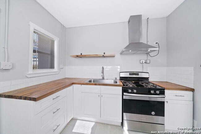 Building Photo - 1 Bed 1 Bathroom located in Harlandale Suv...