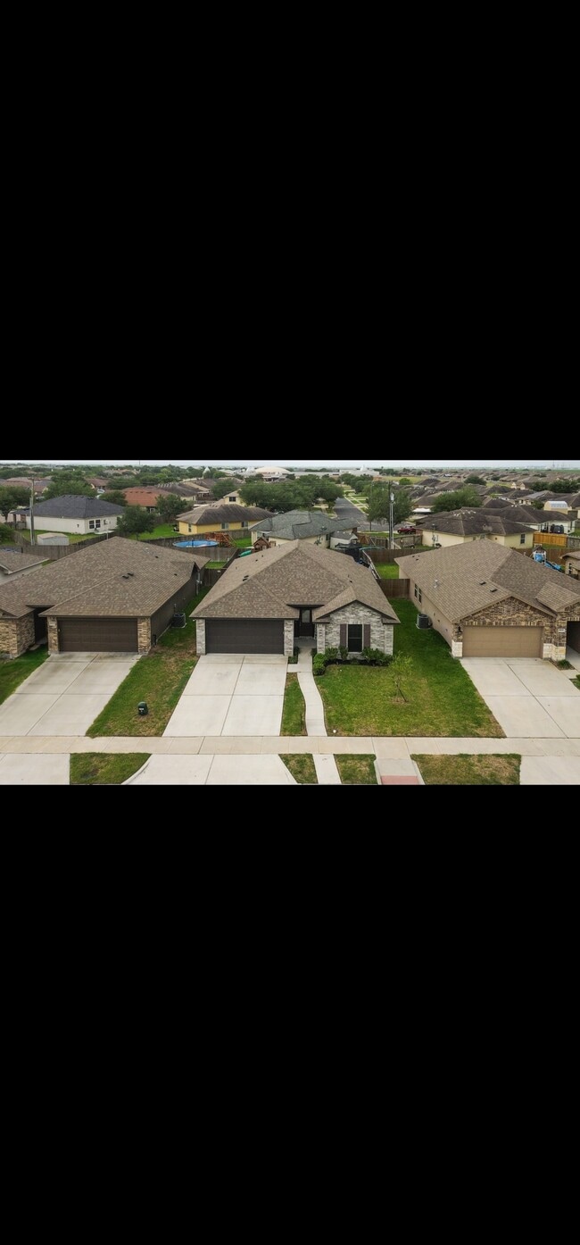 Building Photo - 9505 English Oak Dr
