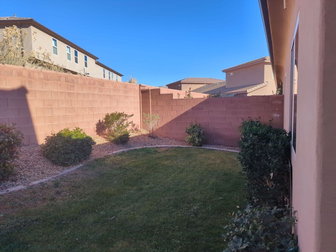Foto del edificio - Conveniently Located Stunning 4-Bedroom, 2.5-Bathroom Home