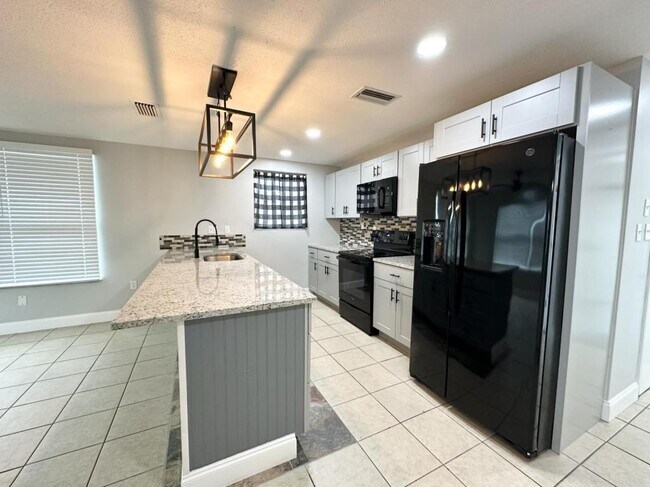 Building Photo - 7520 Rosewood Dr