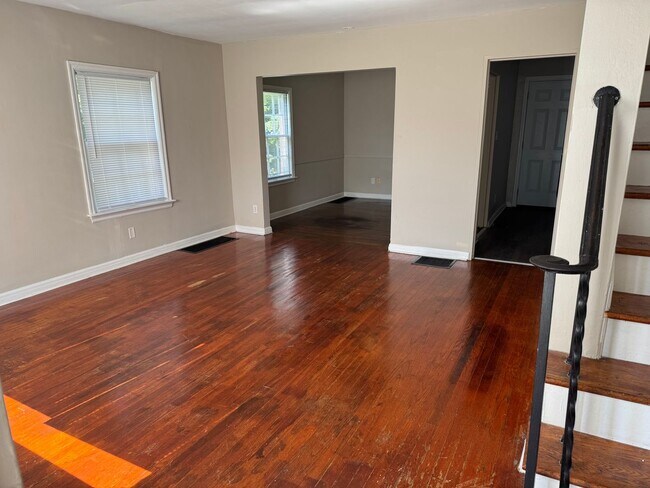 Foto del edificio - 373-375 N Roosevelt Ave