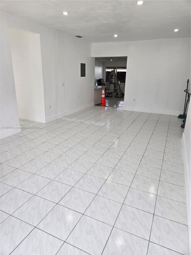 Foto del edificio - 310 SW 69th Ave