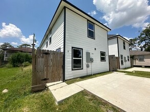 Building Photo - 9241 Seeker St