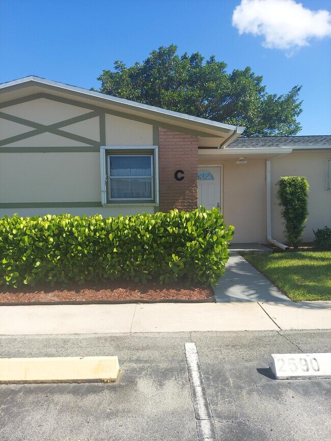 Foto del edificio - 2590 Barkley Dr E