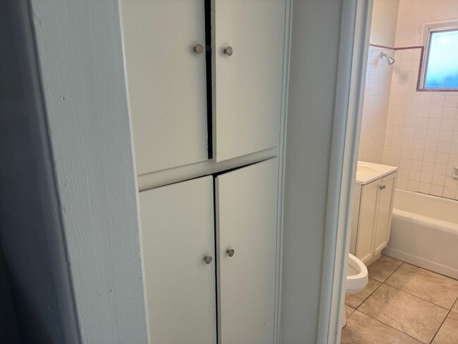 Building Photo - 232 Warren Ave