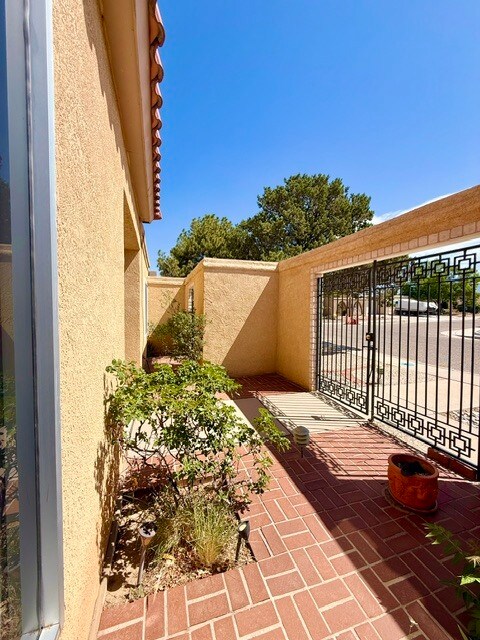Building Photo - 3201 La Ronda Pl NE