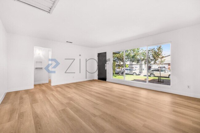 Building Photo - Unit